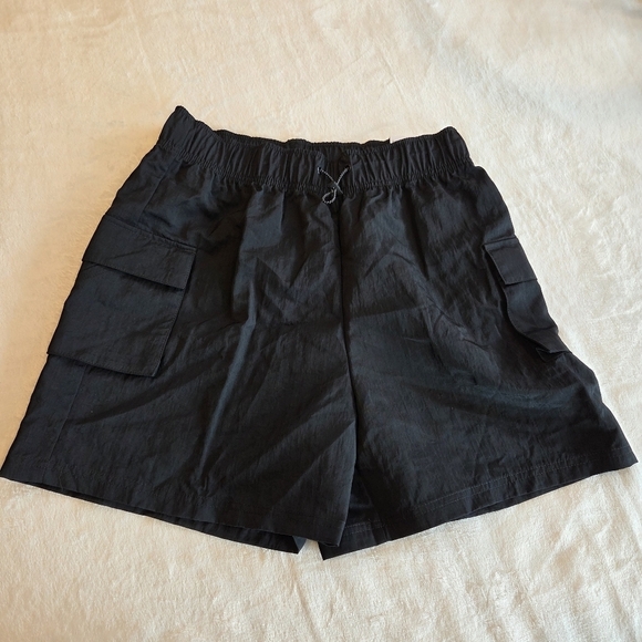 Nike Pants - New Nike Women's Black Loose Fit High Rise Cargo Shorts DM6247-010 - Size Small